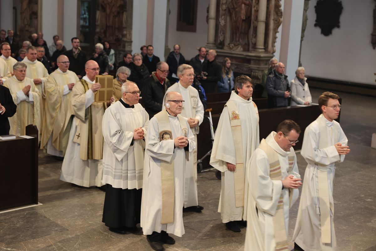 Bischof Dr. Franz Jung hat am Montagabend, 25. März, im Würzburger Kiliansdom die Heiligen Öle für alle 43 Pastoralen Räume im Bistum Würzburg  geweiht.