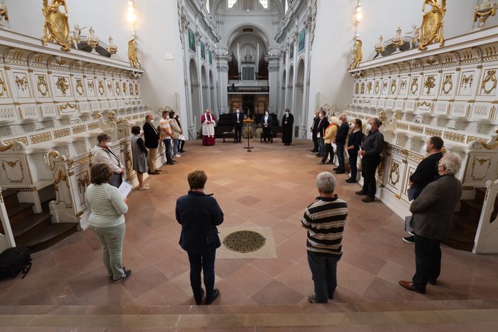 Der ökumenische Intensiv-Ausbildungskurs zu kirchlichen Umweltauditor(inn)en EMAS/Grüner Gockel ist am Donnerstag, 1. Juli, im Würzburger Neumünster mit einem ökumenischen Gottesdienst abgeschlossen worden. 