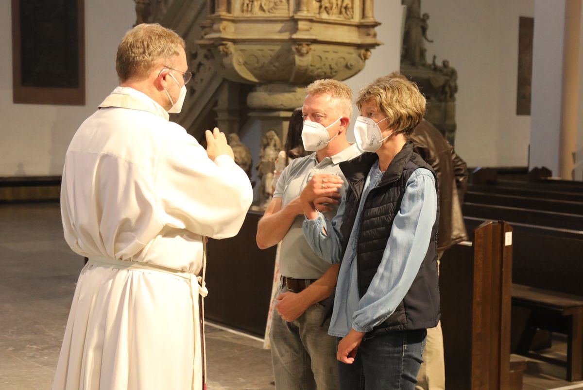 2621/0613 Gottesdienst für Ehejubilare Generalvikar Dr. Vorndran am Freitag, 25. Juni 2021_27657 Generalvikar Dr. Jürgen Vorndran feierte am Freitagabend, 25. Juni, einen Dankgottesdienst mit Ehepaaren, die seit 25 Jahren verheiratet sind. Anschließend spendeten der Generalvikar sowie weitere Priester und Diakone den Jubilaren mit Abstand den Segen.