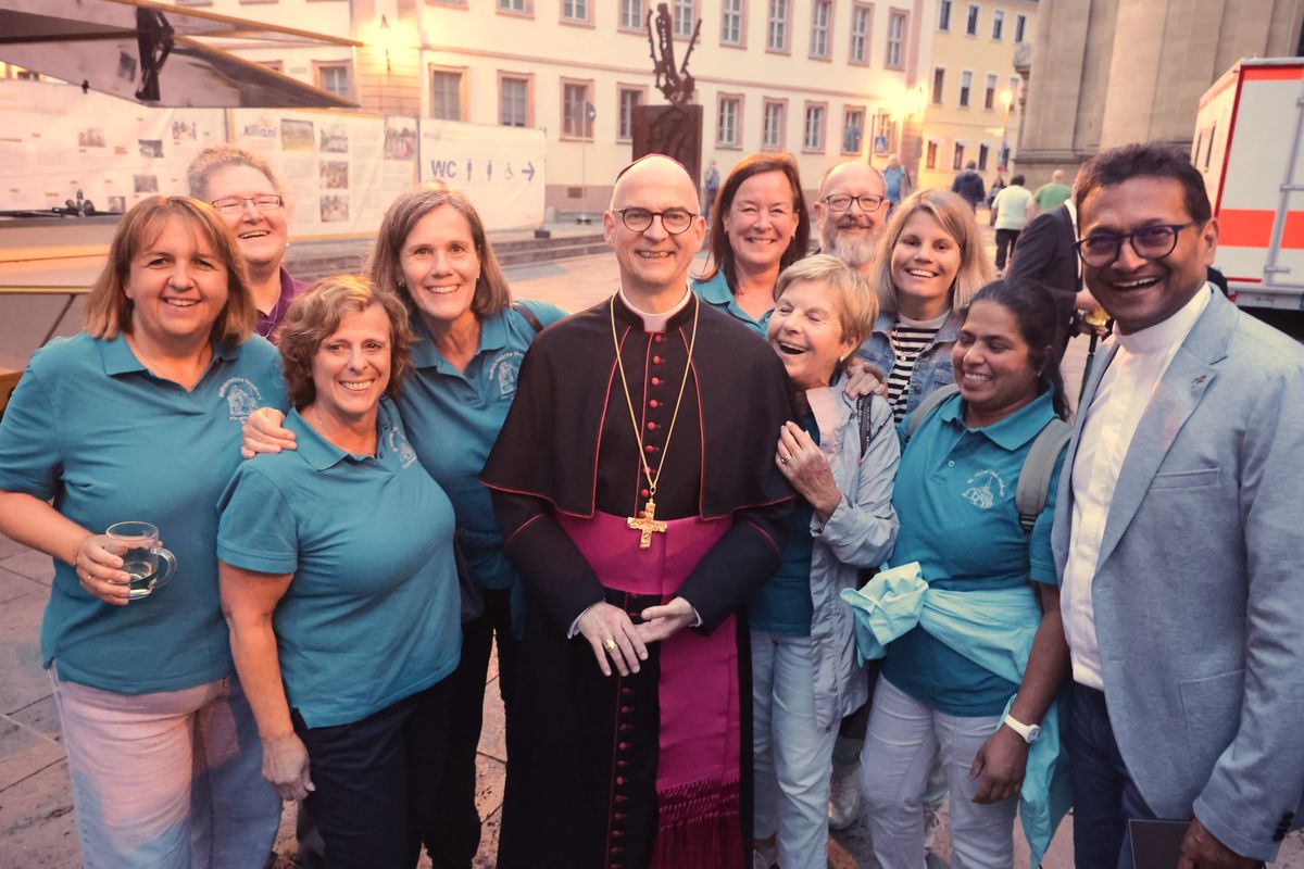 Rund 900 Personen feierten den Kiliani-Pontifikalgottesdienst für Räte und Politiker am Montagabend, 7. Juli, im Kiliansdom mit. Eine Begegnung auf dem Kiliansplatz schloss sich an. 