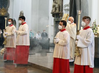 Bischof em. Dr. Friedhelm Hofmann feierte am Mittwochvormittag, 23. Juni, im Kiliansdom einen Pontifikalgottesdienst für Ehejubilare, die in den Jahren 2020 und 2021 auf 50, 60 oder 65 gemeinsame Jahre zurückblicken.