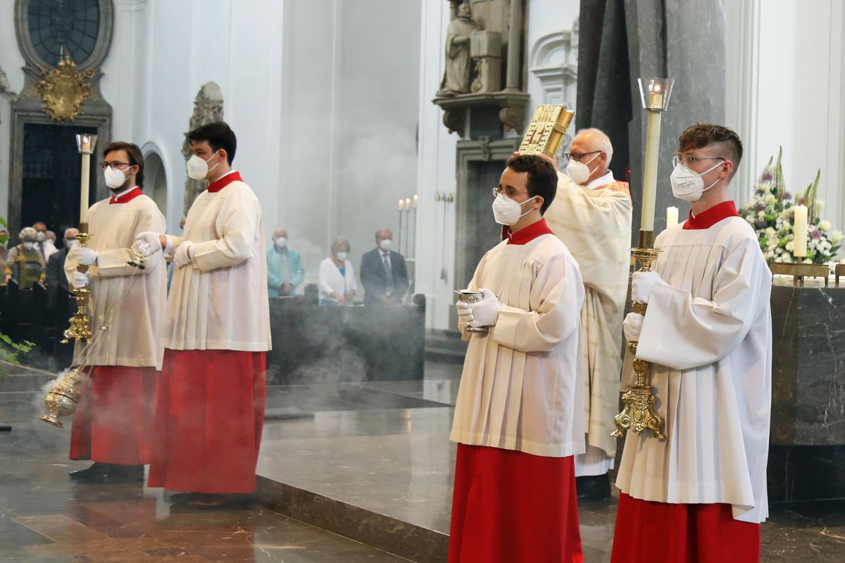 Bischof em. Dr. Friedhelm Hofmann feierte am Mittwochvormittag, 23. Juni, im Kiliansdom einen Pontifikalgottesdienst für Ehejubilare, die in den Jahren 2020 und 2021 auf 50, 60 oder 65 gemeinsame Jahre zurückblicken. Bischof em. Dr. Friedhelm Hofmann feierte am Mittwochvormittag, 23. Juni, im Kiliansdom einen Pontifikalgottesdienst für Ehejubilare, die in den Jahren 2020 und 2021 auf 50, 60 oder 65 gemeinsame Jahre zurückblicken.
