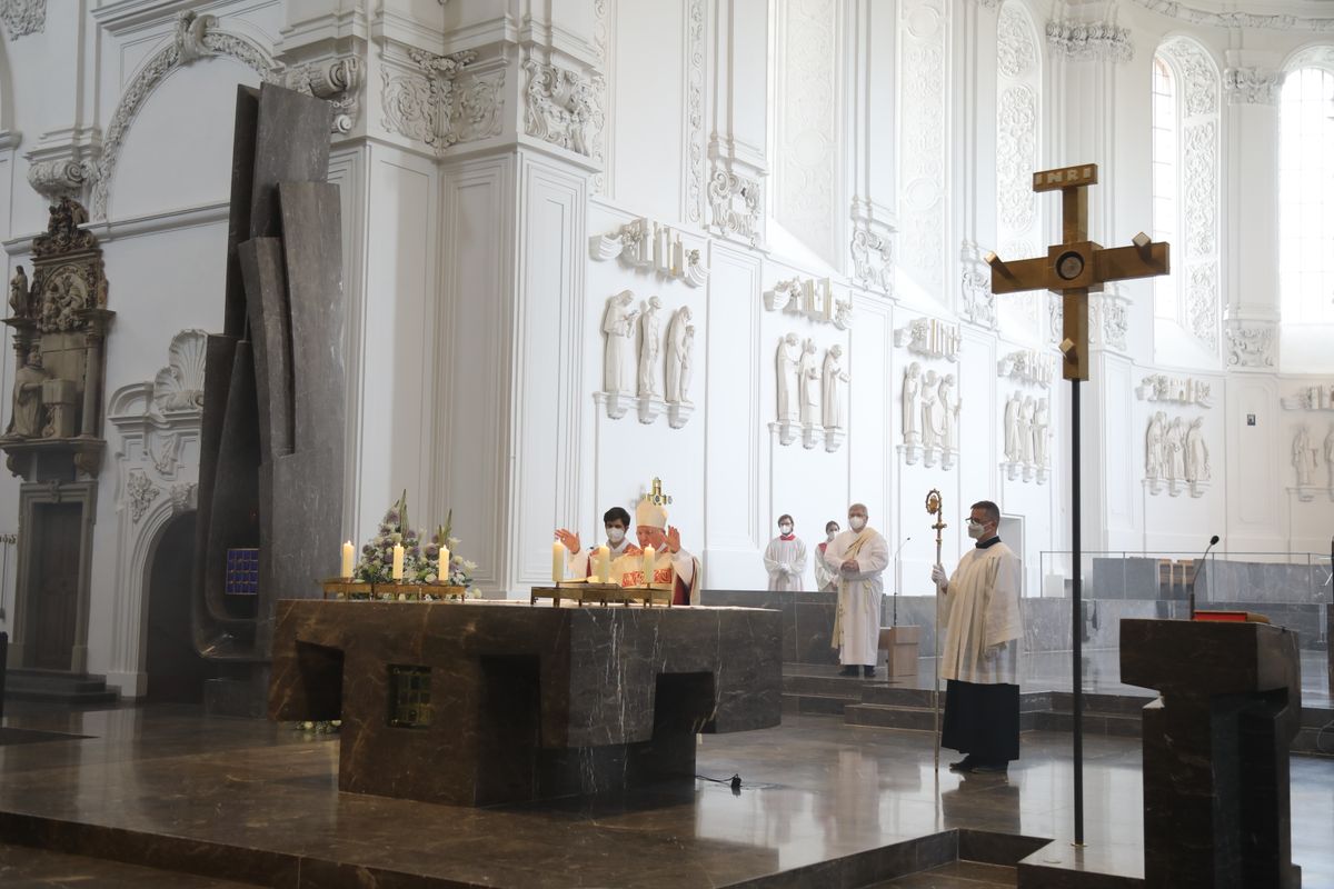 2621/0609 Ehejubilare Weihbischof Boom_27462 Weihbischof Boom und weiteren Priester und Diakone weihen Ehejubilare, die ihr goldenes, diamantenes oder eisernes Ehejubiläum feiern.