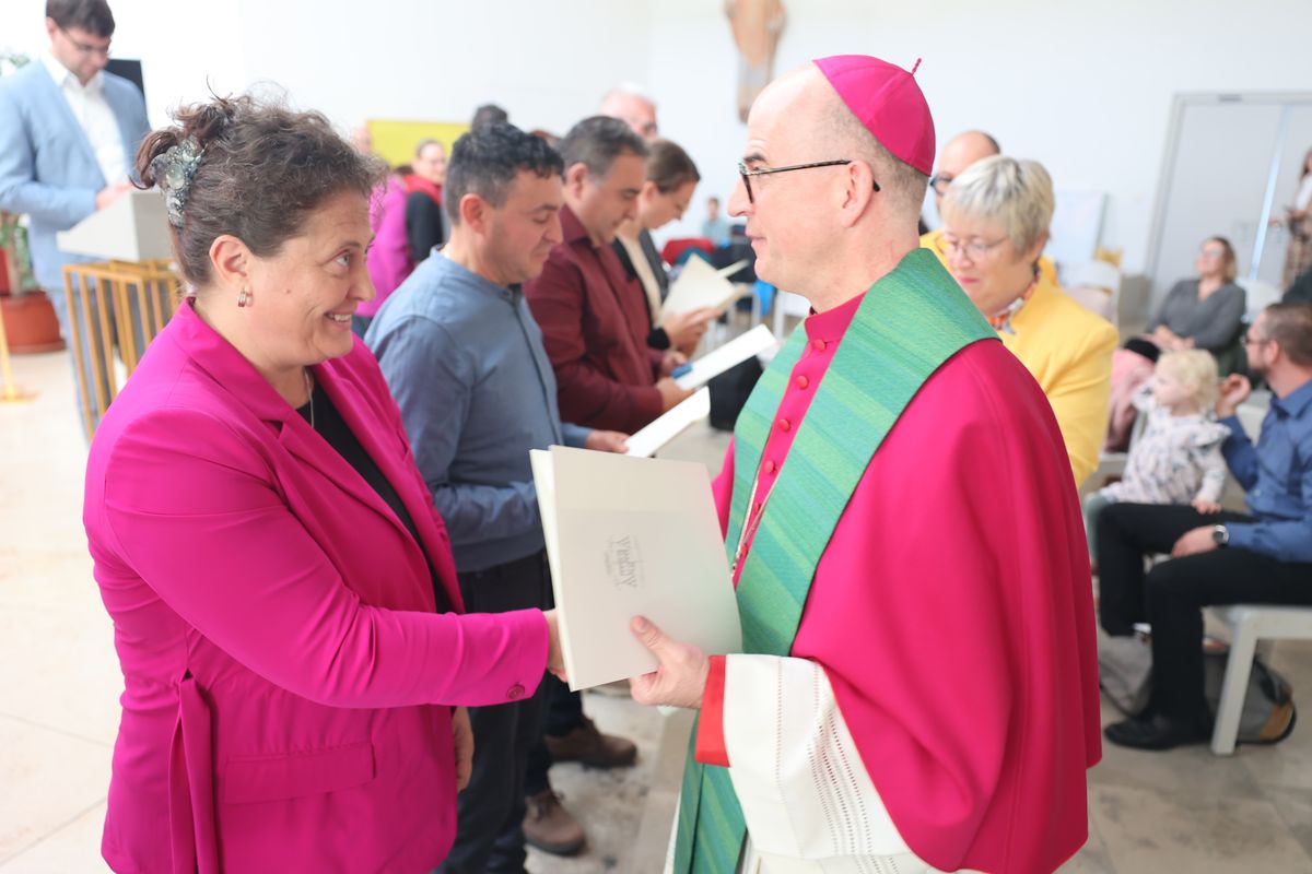 Bei einem Gottesdienst in der Jugendkirche Würzburg hat Bischof Dr. Franz Jung am Freitag, 25. Oktober, insgesamt 47 Personen für die Schulpastoral beauftragt.