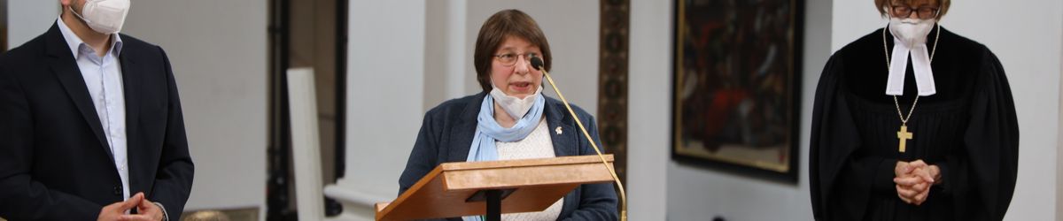 2721/0642 Umweltauditor(inn)en_28358 Bei einem ökumenischen Gottesdienst im Würzburger Neumünster überreichten Regionalbischöfin Gisela Bornowski und Dompfarrer Stefan Gessner die Zertifikate an die neuen kirchlichen Umweltauditorinnen und -auditoren.