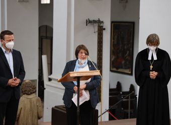 2721/0642 Umweltauditor(inn)en_28358 Bei einem ökumenischen Gottesdienst im Würzburger Neumünster überreichten Regionalbischöfin Gisela Bornowski und Dompfarrer Stefan Gessner die Zertifikate an die neuen kirchlichen Umweltauditorinnen und -auditoren.
