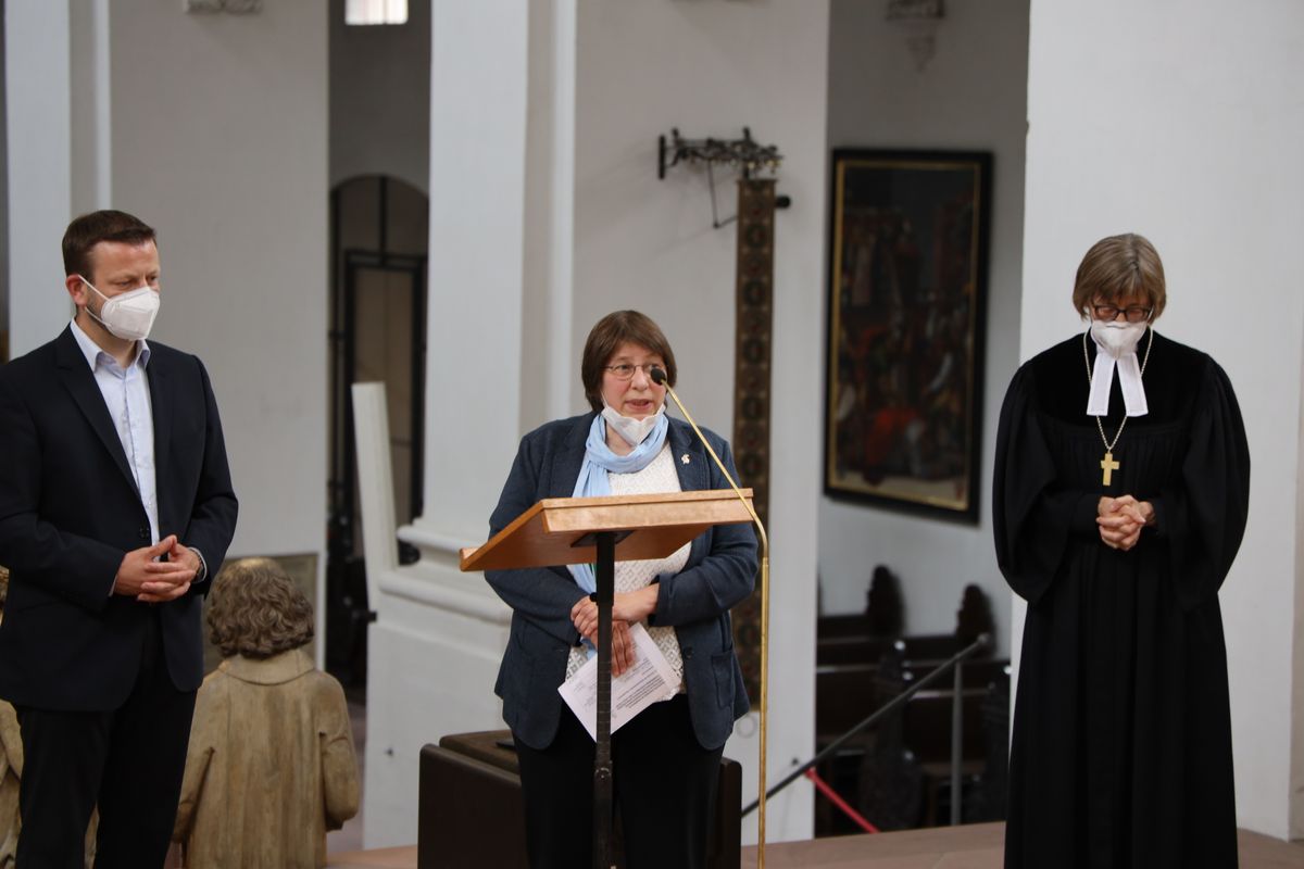 2721/0642 Umweltauditor(inn)en_28358 Bei einem ökumenischen Gottesdienst im Würzburger Neumünster überreichten Regionalbischöfin Gisela Bornowski und Dompfarrer Stefan Gessner die Zertifikate an die neuen kirchlichen Umweltauditorinnen und -auditoren.