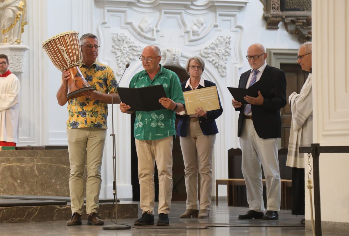 Vertreterinnen und Vertreter der Verbände brachten symbolische Gaben vor den Altar.