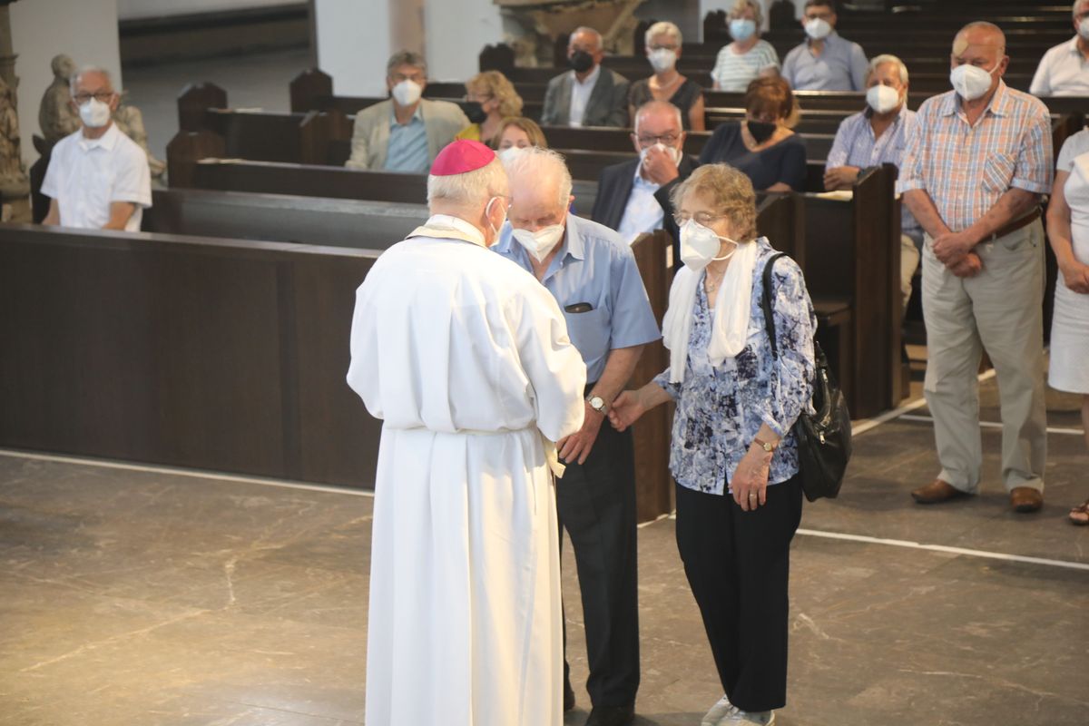 2621/0622 - Ehejubilare Gold mit Weihbischof Ulrich Boom_27902 Weihbischof Ulrich Boom feierte am Montagnachmittag, 26. Juni, einen Gottesdienst für Ehepaare, die 2020 oder 2021 ihr goldenes, diamantenes oder eisernes Ehejubiläum hatten. Im Anschluss konnten sich die Paare segnen lassen.