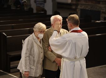 Generalvikar Dr. Jürgen Vorndran feierte am Dienstagabend, 29. Juni, einen Dankgottesdienst mit Ehejubilaren, die 2020 oder 2021 silberne Hochzeit feiern. Im Anschluss hatten die Ehepaare Gelegenheit, sich segnen zu lassen.