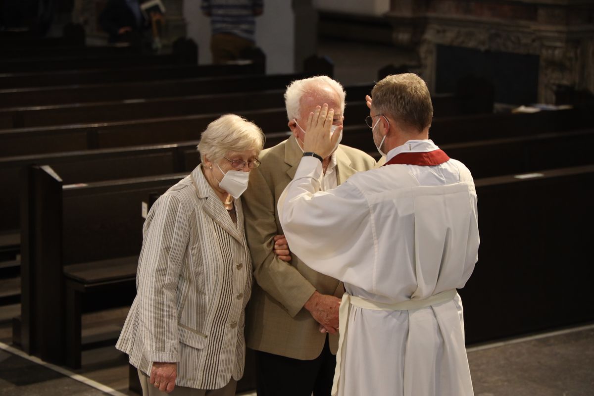 Generalvikar Dr. Jürgen Vorndran feierte am Dienstagabend, 29. Juni, einen Dankgottesdienst mit Ehejubilaren, die 2020 oder 2021 silberne Hochzeit feiern. Im Anschluss hatten die Ehepaare Gelegenheit, sich segnen zu lassen.