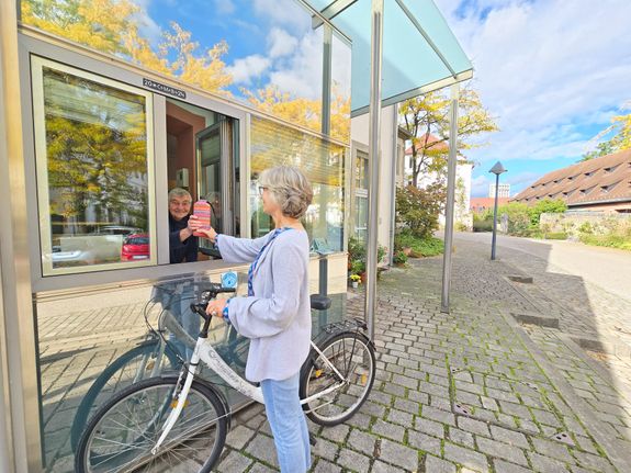 Durstig? Bei den Oberzeller Franziskanerinnen können sich Besucher jederzeit ihre Trinkflasche mit frischem Leitungswasser füllen lassen. Seit kurzem ist das Kloster Oberzell offiziell eine sogenannte Refill-Station. Durstig? Bei den Oberzeller Franziskanerinnen können sich Besucher jederzeit ihre Trinkflasche mit frischem Leitungswasser füllen lassen. Seit kurzem ist das Kloster Oberzell offiziell eine sogenannte Refill-Station.