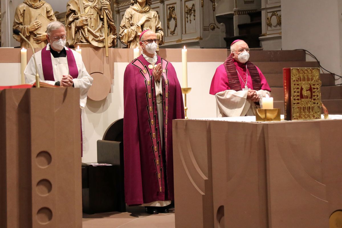 Bischof Dr. Franz Jung feierte zum Aschermittwoch der Künstler eine Wort-Gottes-Feier im Neumünster.