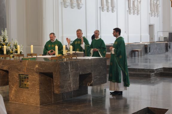 Die Domvikar Dr. Matthias Leineweber (links) und Manuel Thomas (rechts) konzelebrierten nach der Einführung beim Gottesdienst an der Seite von Domdekan Dr. Jürgen Vorndran (2. von links). Es assistierte Diakon Ordinariatsrat Dr. Martin Faatz. 