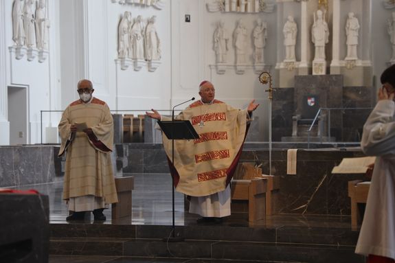 Mit rund 110 Ehepaaren aus der ganzen Diözese hat Weihbischof Ulrich Boom am Mittwochnachmittag, 23. Juni, einen Pontifikalgottesdienst gefeiert. Eingeladen waren Ehejubilare, die in den Jahren 2020 und 2021 auf 50, 60 oder 65 gemeinsame Jahre zurückblicken.