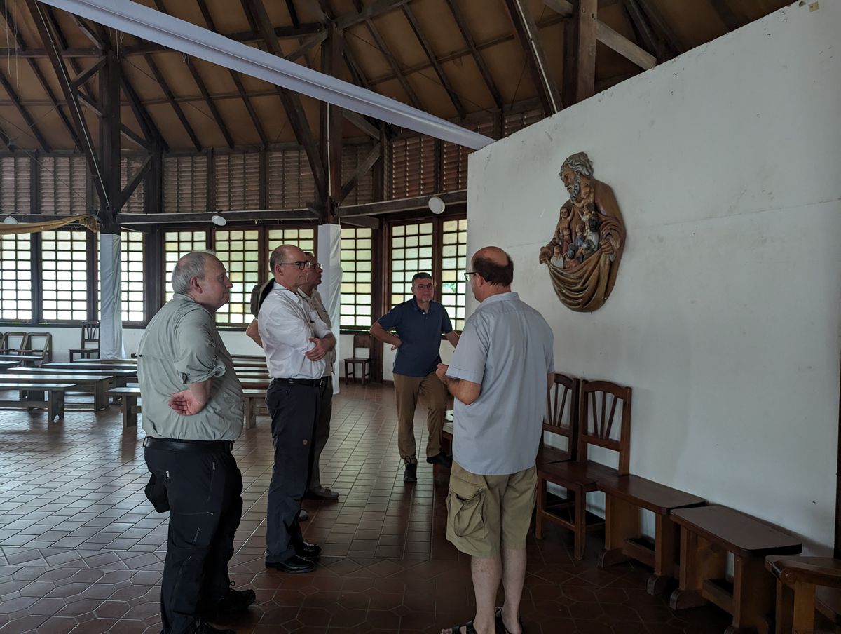 Die Würzburger Delegation um Bischof Dr. Franz Jung (2. von links) schaut sich die Kirche Sagrada Familia der Pfarrei von Pfarrer Christian Müssig (rechts) an.