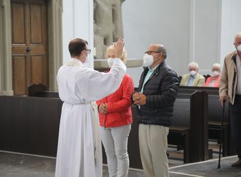 Bischof Dr. Franz Jung segnete nach dem Gottesdienst die Ehejubilare.