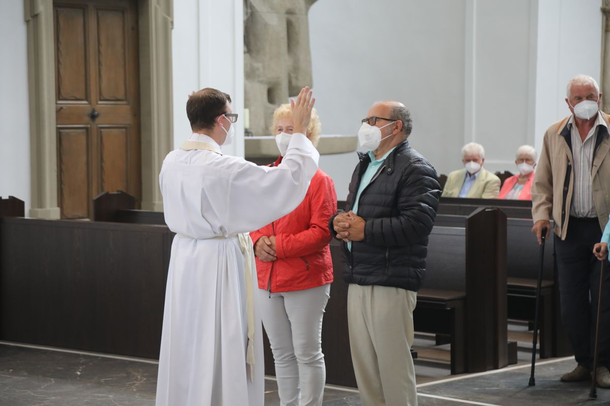 2721/0630_Ehejubilare mit Bischof Franz Jung_28173 Bischof Dr. Franz Jung segnete nach dem Gottesdienst die Ehejubilare.