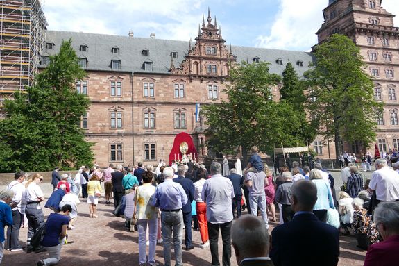 Die Fronleichnamsprozession in Aschaffenburg stand unter dem Motto "Europa und seine Patrone".