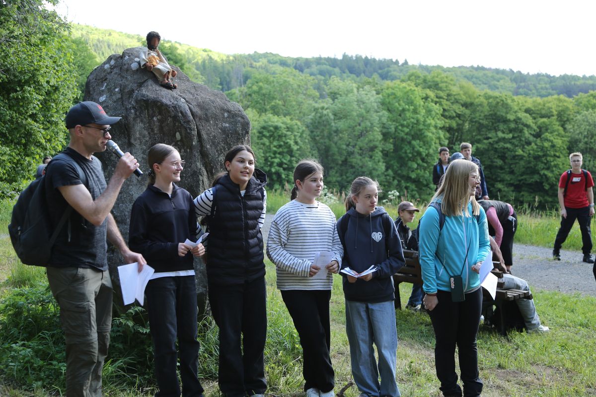 Fast 400 Gläubige haben an der Ökumenischen Kreuzbergwallfahrt mit Bischof Jung und Regionalbischöfin Bornowski teilgenommen.  Fast 400 Gläubige haben an der Ökumenischen Kreuzbergwallfahrt mit Bischof Jung und Regionalbischöfin Bornowski teilgenommen.