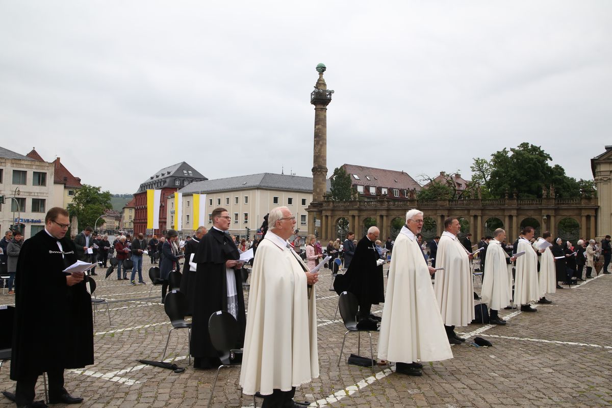 Weihbischof Ulrich Boom hat mit knapp 350 Besuchern auf dem Residenzplatz in Würzburg einen Freiluft-Gottesdienst zum Hochfest Fronleichnam gefeiert.