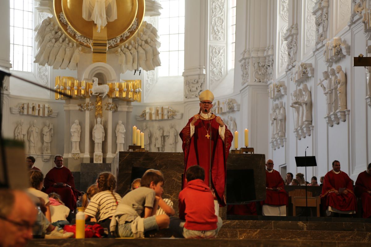 Über 1400 Kinder und ihre Begleiter sind am Montagvormittag, 7. Juli 2025, zum Gottesdienst für Erstkommunionkinder mit Bischof Dr. Franz Jung in den Würzburger Kiliansdom gekommen. 