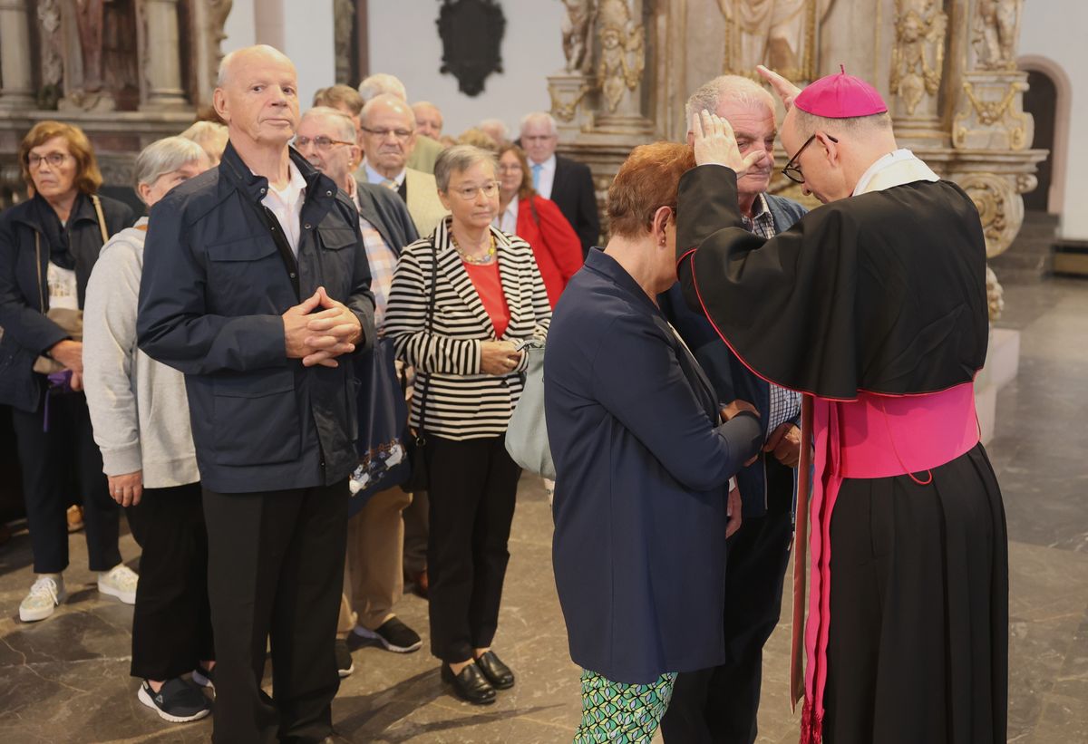 Seelsorgerinnen und Seelsorger spendeten nach dem Gottesdienst den Jubelpaaren individuell den Segen. 