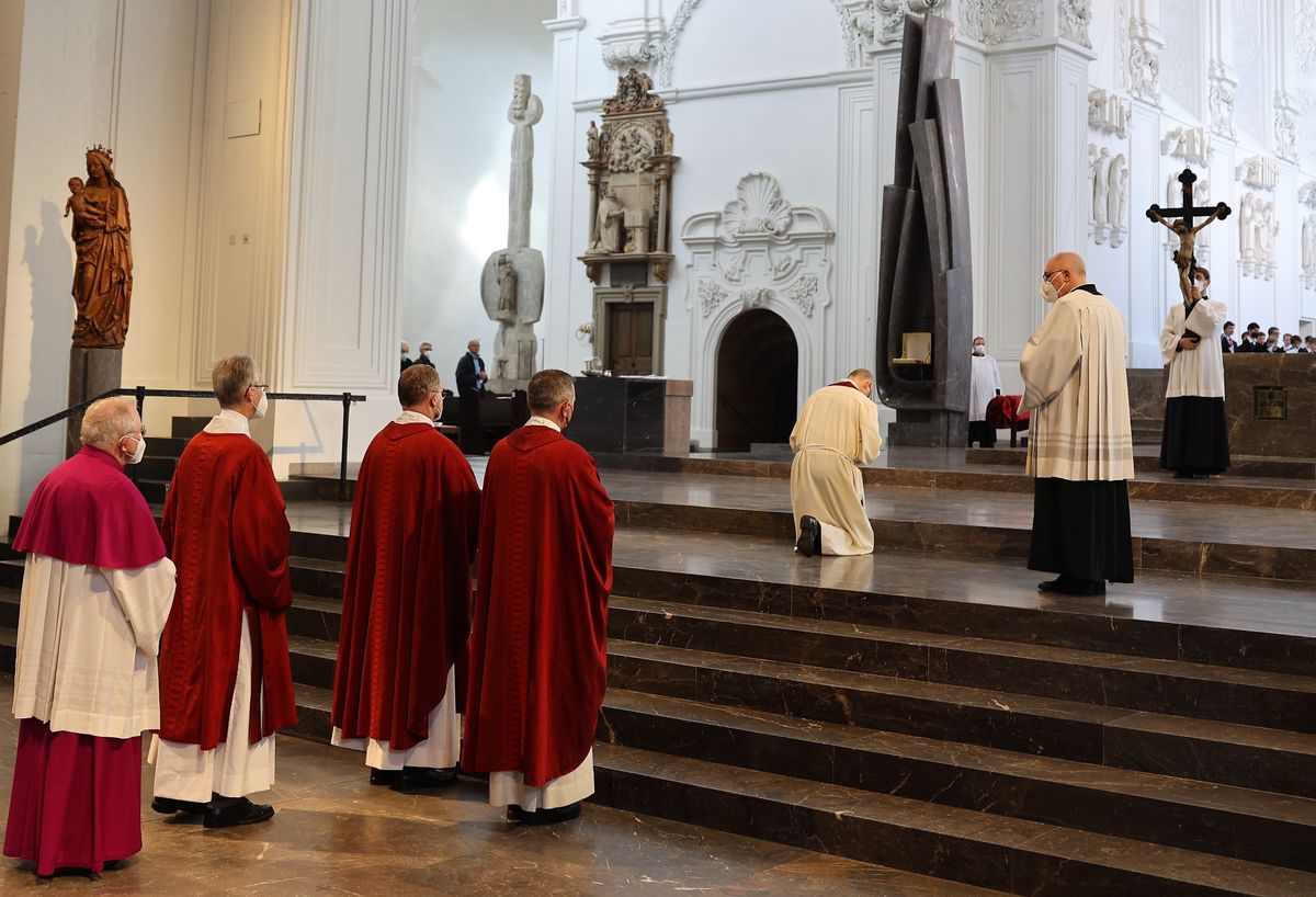 Bischof Dr. Franz Jung hat am Karfreitag, 15. April, die Liturgie vom Leiden und Sterben Jesu im Kiliansdom gefeiert. Bischof Dr. Franz Jung hat am Karfreitag, 15. April, die Liturgie vom Leiden und Sterben Jesu im Kiliansdom gefeiert.