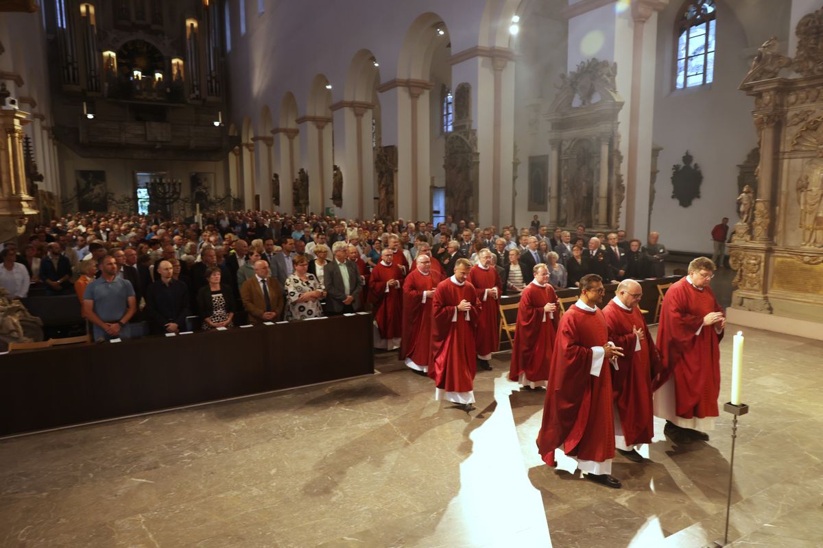 Rund 900 Personen feierten den Kiliani-Pontifikalgottesdienst für Räte und Politiker am Montagabend, 7. Juli, im Kiliansdom mit. Eine Begegnung auf dem Kiliansplatz schloss sich an. 