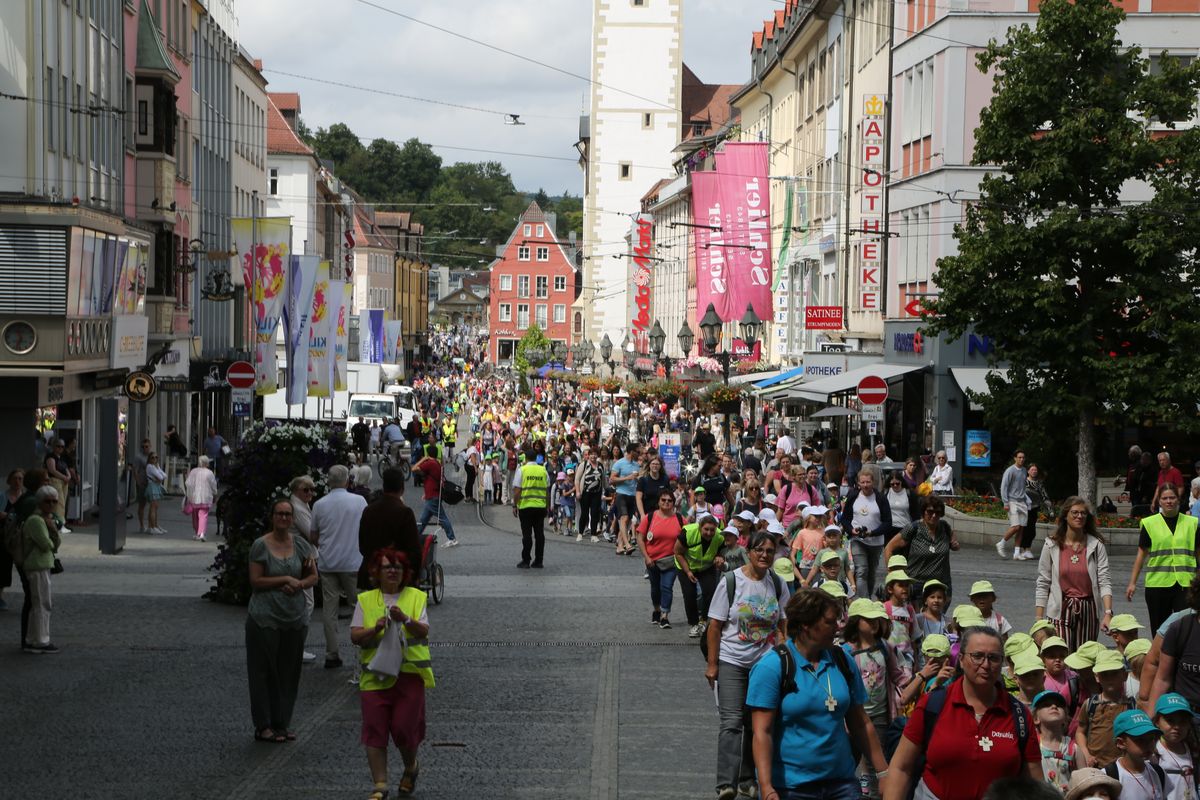 Rund 900 Kindergartenkinder haben am Freitag, 11. Juli, einen Gottesdienst mit Bischof Dr. Franz Jung in der Kirche Sankt Burkard gefeiert. Im Anschluss zogen sie über die Alte Mainbrücke in den Kiliansdom. 