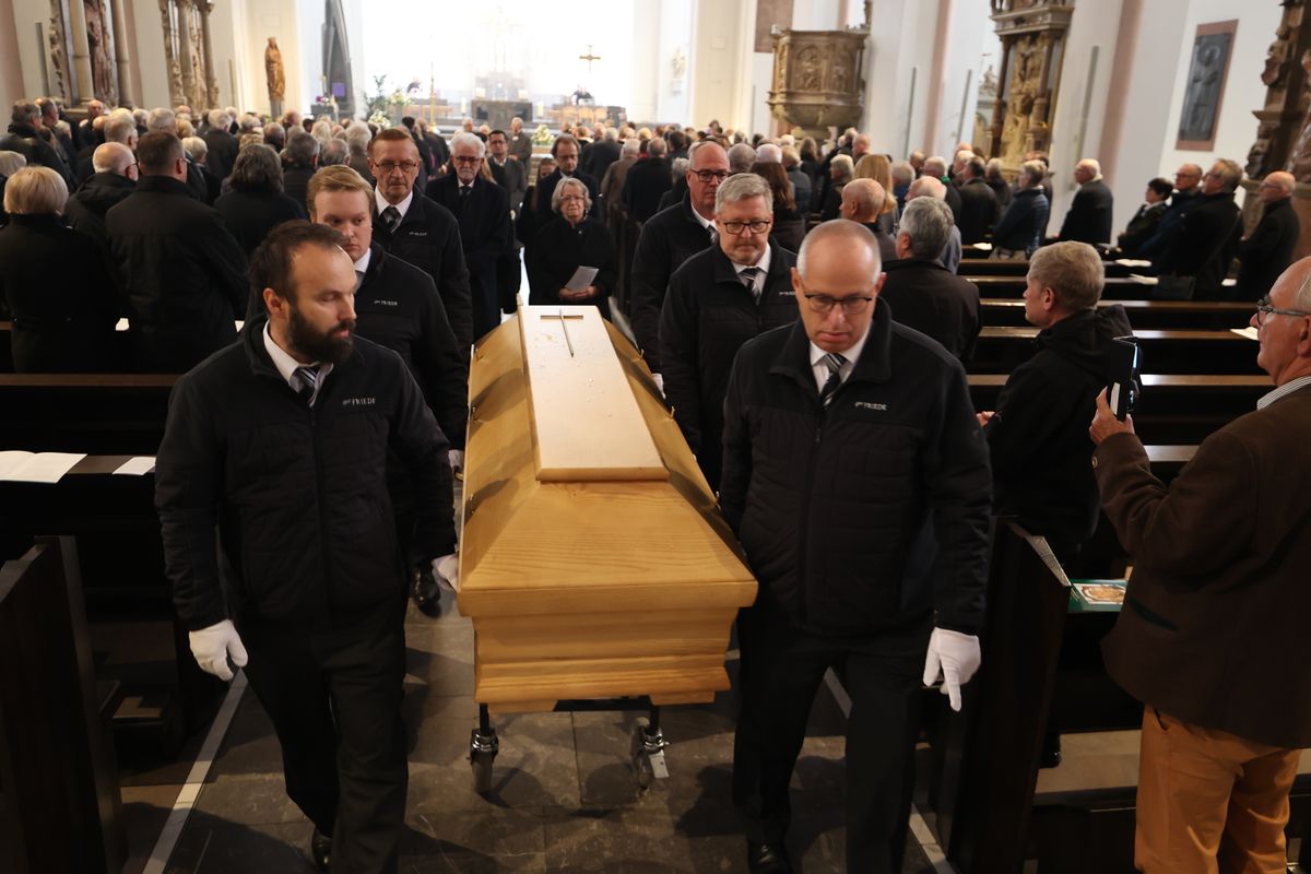 Bischof Dr. Franz Jung feierte am Samstag, 12. Oktober, im Würzburger KIliansdom ein Pontifikalrequiem für Weihbischof em. Helmut Bauer. Die anschließende Beisetzung leitete Dompropst Weihbischof Paul Reder.