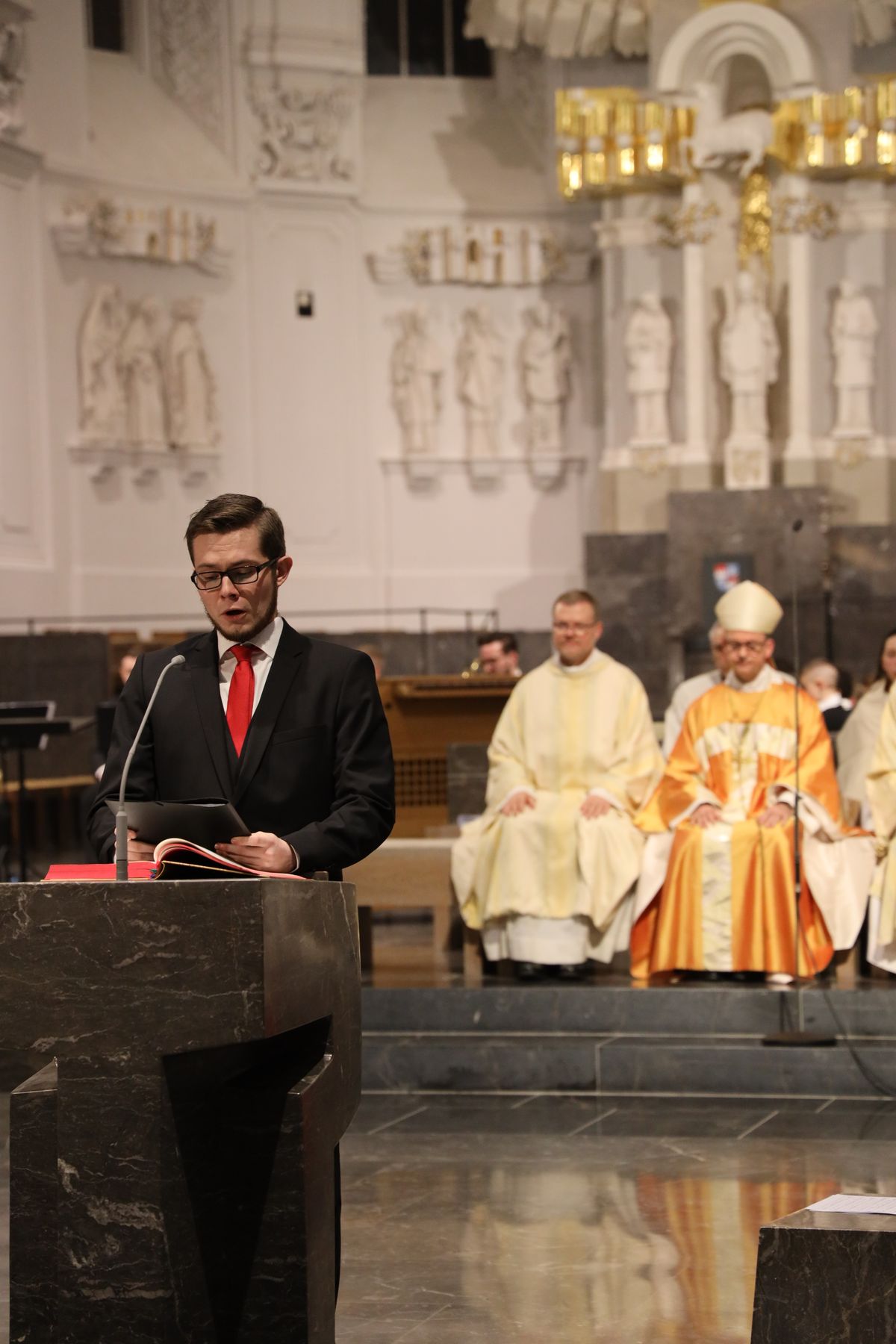 Bischof Dr. Franz Jung feierte an Heiligabend, 24. Dezember, im Würzburger Kiliansdom mit den Gläubigen die Christmette. Bischof Dr. Franz Jung feierte an Heiligabend, 24. Dezember, im Würzburger Kiliansdom mit den Gläubigen die Christmette.