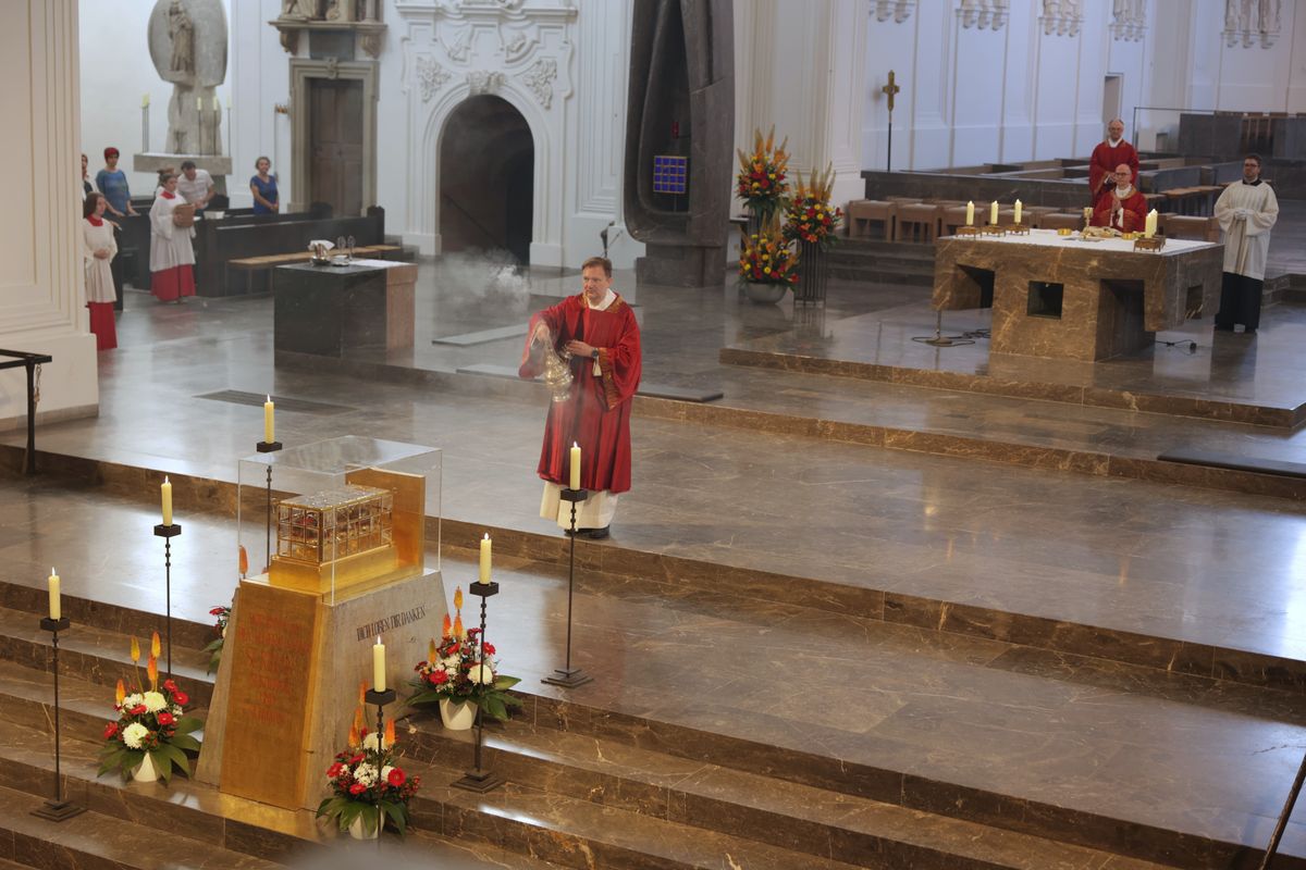 Beim Kiliani-Gottesdienst für die in Schule und Erziehung Tätigen hat Bischof Dr. Franz Jung am Freitag, 11. Juli, im Würzburger Kiliansdom 24 Frauen und Männern die Missio canonica verliehen.