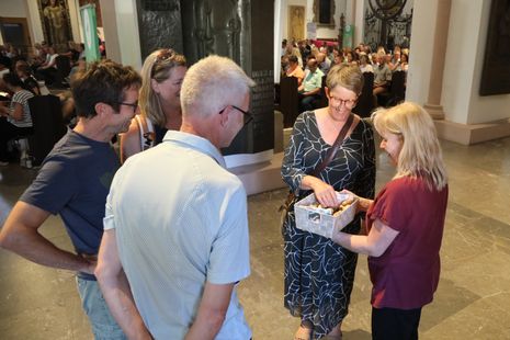 Mit rund 1000 Eheleuten, die in diesem Jahr Silberhochzeit haben, feierte Bischof Dr. Franz Jung am Freitagabend, 4. Juli 2025, einen Pontifikalgottesdienst im Kiliansdom. Im Anschluss erteilten er, Weihbischof Paul Reder sowie weitere Seelsorgerinnen und Mit rund 1000 Eheleuten, die in diesem Jahr Silberhochzeit haben, feierte Bischof Dr. Franz Jung am Freitagabend, 4. Juli 2025, einen Pontifikalgottesdienst im Kiliansdom. Im Anschluss erteilten er, Weihbischof Paul Reder sowie weitere Seelsorgerinnen und Seelsorger den Paaren einzeln den Segen.