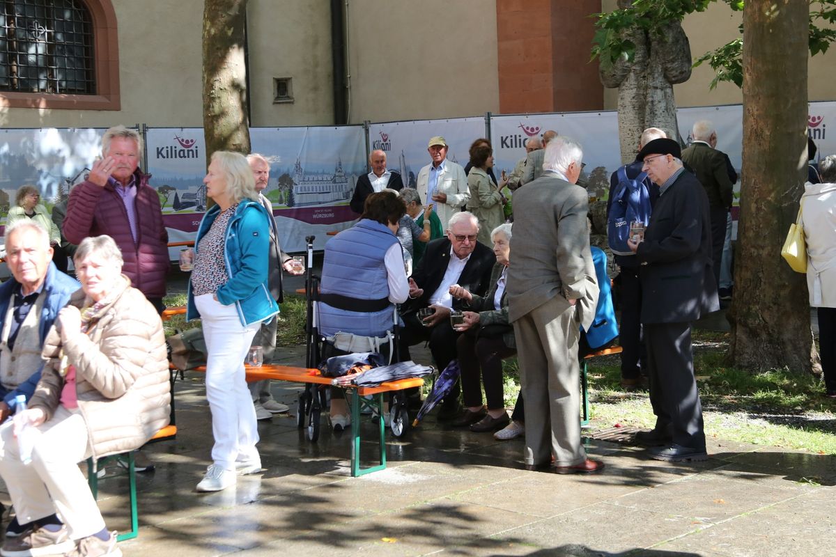 Bischof Dr. Franz Jung hat am Donnerstagnachmittag, 4. Juli, mit etwa 320 Paaren im Kiliansdom ihr goldenes oder diamantenes Ehejubiläum gefeiert.