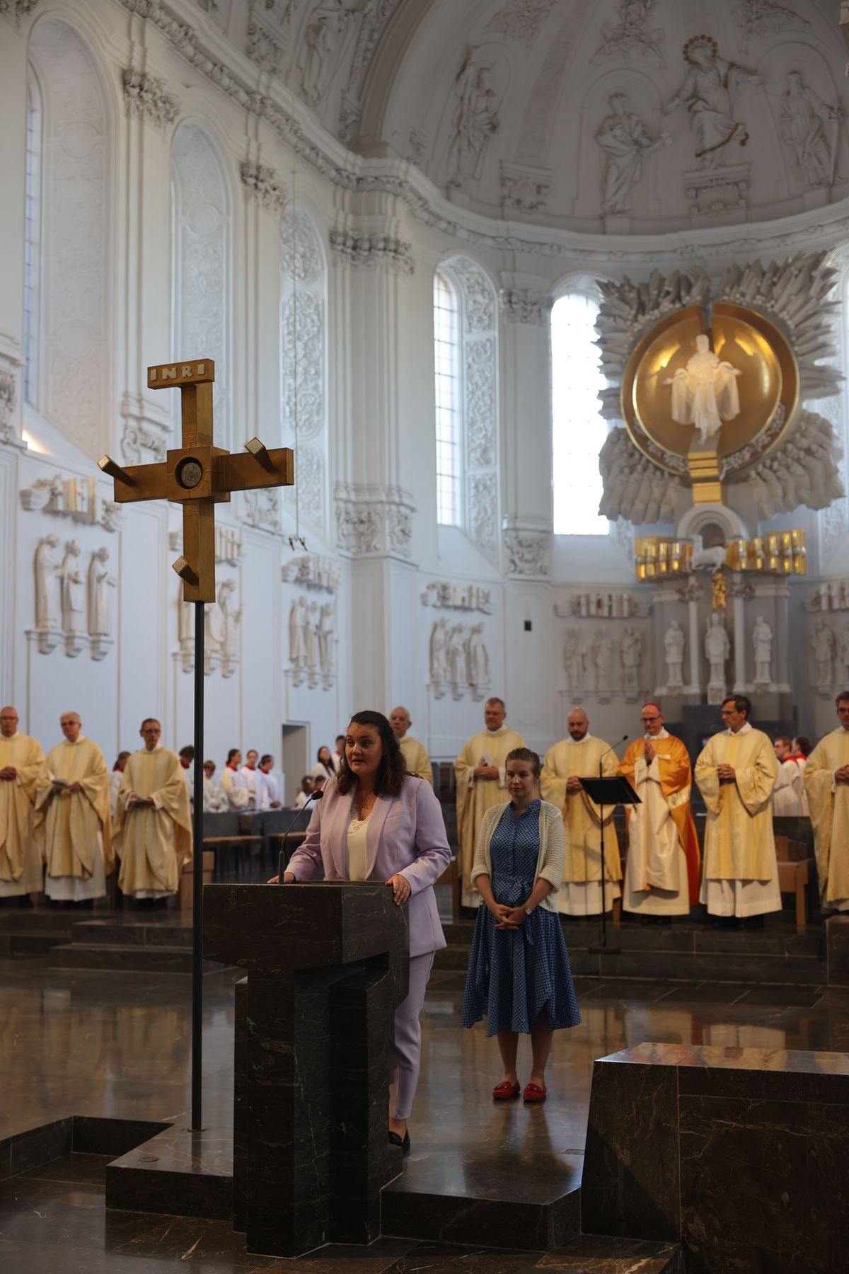 Neun Frauen und fünf Männer hat Bischof Dr. Franz Jung bei einem Pontifikalgottesdienst am Freitag, 19. Juli, als Pastoral- beziehungsweise Gemeindereferenten beauftragt.