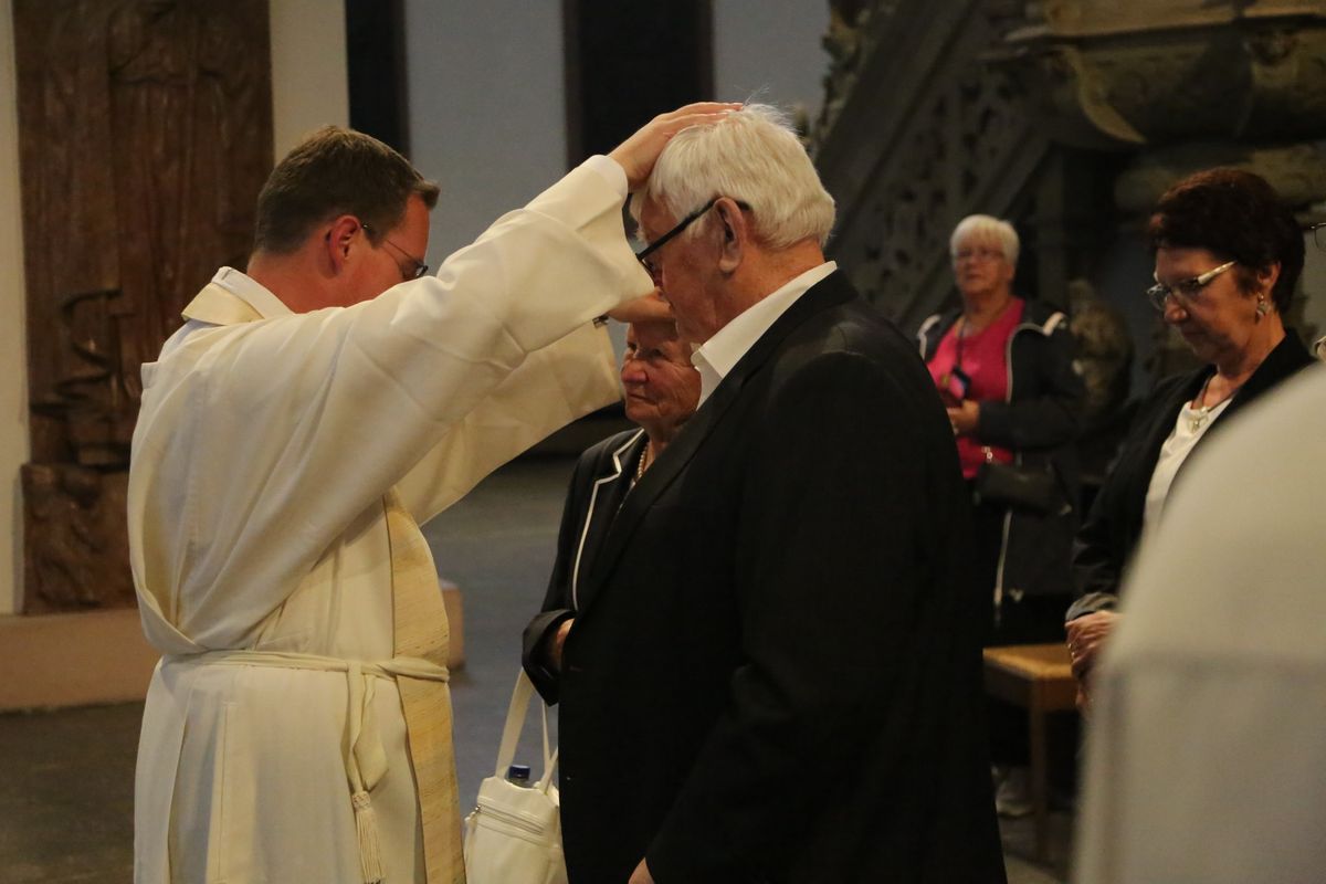 Bischof Dr. Franz Jung hat am Donnerstagnachmittag, 4. Juli, mit etwa 320 Paaren im Kiliansdom ihr goldenes oder diamantenes Ehejubiläum gefeiert.