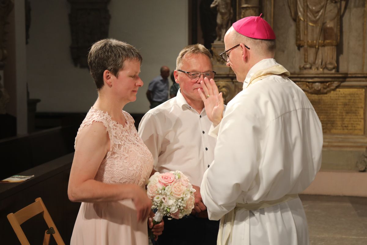 Mit rund 1000 Eheleuten, die in diesem Jahr Silberhochzeit haben, feierte Bischof Dr. Franz Jung am Freitagabend, 4. Juli 2025, einen Pontifikalgottesdienst im Kiliansdom. Im Anschluss erteilten er, Weihbischof Paul Reder sowie weitere Seelsorgerinnen und Seelsorger den Paaren einzeln den Segen.