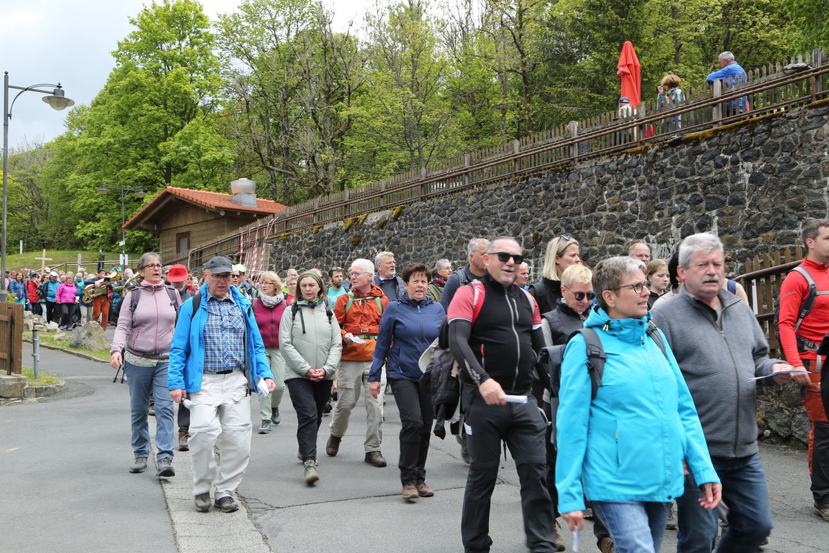 Fast 400 Gläubige haben an der Ökumenischen Kreuzbergwallfahrt mit Bischof Jung und Regionalbischöfin Bornowski teilgenommen.  Fast 400 Gläubige haben an der Ökumenischen Kreuzbergwallfahrt mit Bischof Jung und Regionalbischöfin Bornowski teilgenommen.