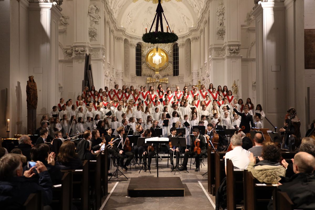 "Weihnachten traditionell" war das Konzert der Mädchenkantorei am Würzburger Dom und des Orchesters Camerata Würzburg unter der Leitung von Domkantor Alexander Rüth am dritten Adventssonntag, 15. Dezember, überschrieben.  "Weihnachten traditionell" war das Konzert der Mädchenkantorei am Würzburger Dom und des Orchesters Camerata Würzburg unter der Leitung von Domkantor Alexander Rüth am dritten Adventssonntag, 15. Dezember, überschrieben.