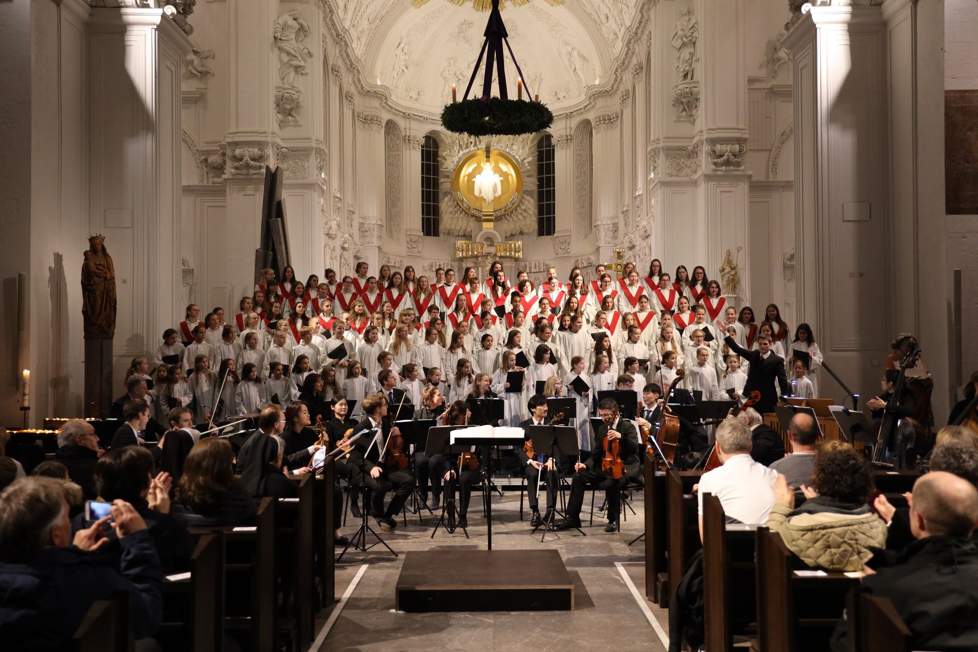 "Weihnachten traditionell" war das Konzert der Mädchenkantorei am Würzburger Dom und des Orchesters Camerata Würzburg unter der Leitung von Domkantor Alexander Rüth am dritten Adventssonntag, 15. Dezember, überschrieben.  "Weihnachten traditionell" war das Konzert der Mädchenkantorei am Würzburger Dom und des Orchesters Camerata Würzburg unter der Leitung von Domkantor Alexander Rüth am dritten Adventssonntag, 15. Dezember, überschrieben.