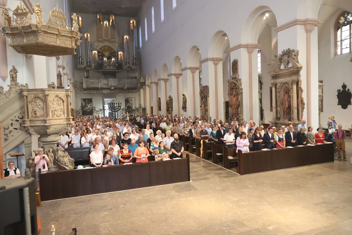 Neun Frauen und fünf Männer hat Bischof Dr. Franz Jung bei einem Pontifikalgottesdienst am Freitag, 19. Juli, als Pastoral- beziehungsweise Gemeindereferenten beauftragt.