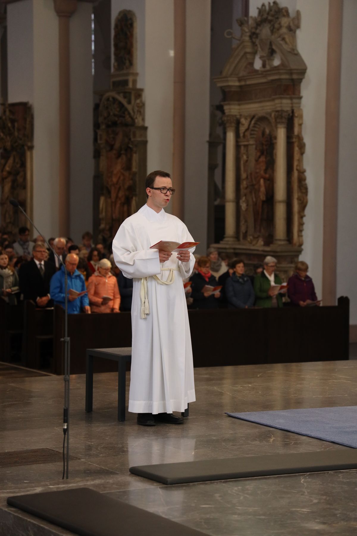Bei einem feierlichen Gottesdienst im Würzburger Kiliansdom weihte Bischof Dr. Franz Jung Bertram Ziegler zum Diakon. Zahlreiche Verwandte, Freunde und Wegbegleiter des Priesterseminaristen nahmen an der Feier teil.
