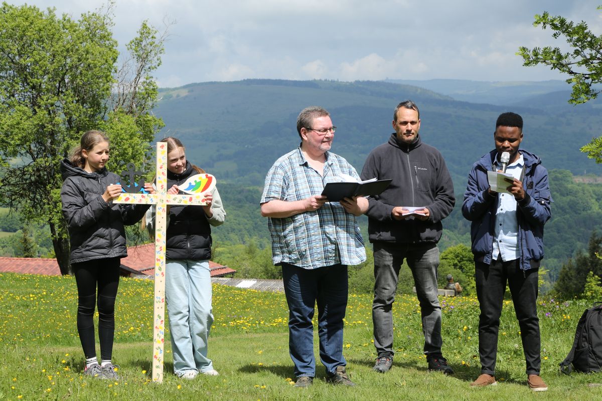 Fast 400 Gläubige haben an der Ökumenischen Kreuzbergwallfahrt mit Bischof Jung und Regionalbischöfin Bornowski teilgenommen.  Fast 400 Gläubige haben an der Ökumenischen Kreuzbergwallfahrt mit Bischof Jung und Regionalbischöfin Bornowski teilgenommen.