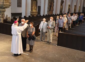 Mit rund 110 Ehepaaren aus der ganzen Diözese hat Weihbischof Ulrich Boom am Mittwochnachmittag, 23. Juni, einen Pontifikalgottesdienst gefeiert. Eingeladen waren Ehejubilare, die in den Jahren 2020 und 2021 auf 50, 60 oder 65 gemeinsame Jahre zurückblicken.