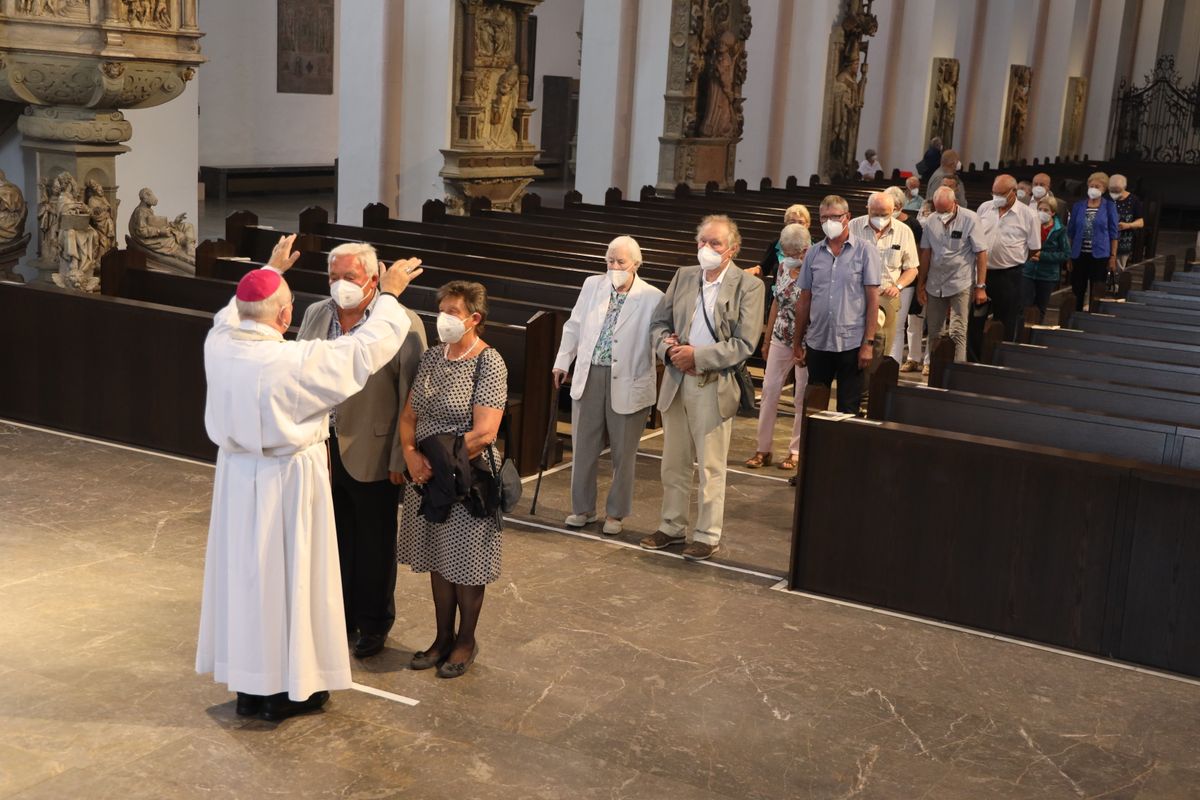 Mit rund 110 Ehepaaren aus der ganzen Diözese hat Weihbischof Ulrich Boom am Mittwochnachmittag, 23. Juni, einen Pontifikalgottesdienst gefeiert. Eingeladen waren Ehejubilare, die in den Jahren 2020 und 2021 auf 50, 60 oder 65 gemeinsame Jahre zurückblicken.