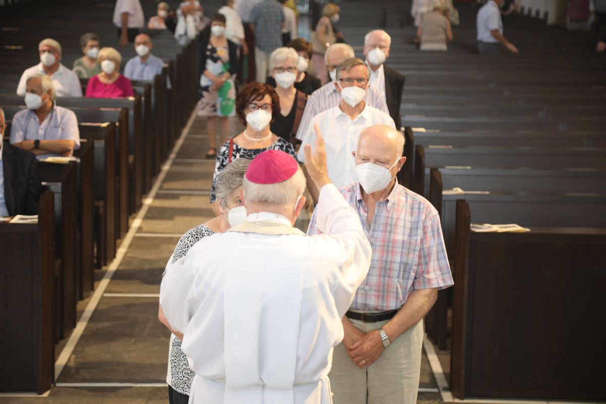 2621/0622 - Ehejubilare Gold mit Weihbischof Ulrich Boom_27911 Weihbischof Ulrich Boom feierte am Montagnachmittag, 26. Juni, einen Gottesdienst für Ehepaare, die 2020 oder 2021 ihr goldenes, diamantenes oder eisernes Ehejubiläum hatten. Im Anschluss konnten sich die Paare segnen lassen.