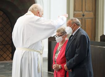 Bischof em. Dr. Friedhelm Hofmann feierte am Mittwochvormittag, 23. Juni, im Kiliansdom einen Pontifikalgottesdienst für Ehejubilare, die in den Jahren 2020 und 2021 auf 50, 60 oder 65 gemeinsame Jahre zurückblicken.