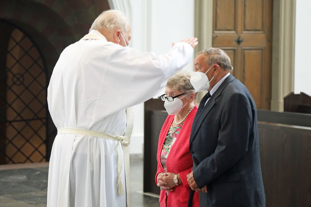 Bischof em. Dr. Friedhelm Hofmann feierte am Mittwochvormittag, 23. Juni, im Kiliansdom einen Pontifikalgottesdienst für Ehejubilare, die in den Jahren 2020 und 2021 auf 50, 60 oder 65 gemeinsame Jahre zurückblicken. Bischof em. Dr. Friedhelm Hofmann feierte am Mittwochvormittag, 23. Juni, im Kiliansdom einen Pontifikalgottesdienst für Ehejubilare, die in den Jahren 2020 und 2021 auf 50, 60 oder 65 gemeinsame Jahre zurückblicken.