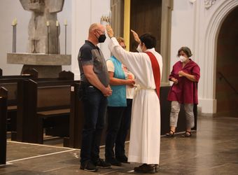 Generalvikar Dr. Jürgen Vorndran feierte am Dienstagabend, 29. Juni, einen Dankgottesdienst mit Ehejubilaren, die 2020 oder 2021 silberne Hochzeit feiern. Im Anschluss hatten die Ehepaare Gelegenheit, sich segnen zu lassen.
